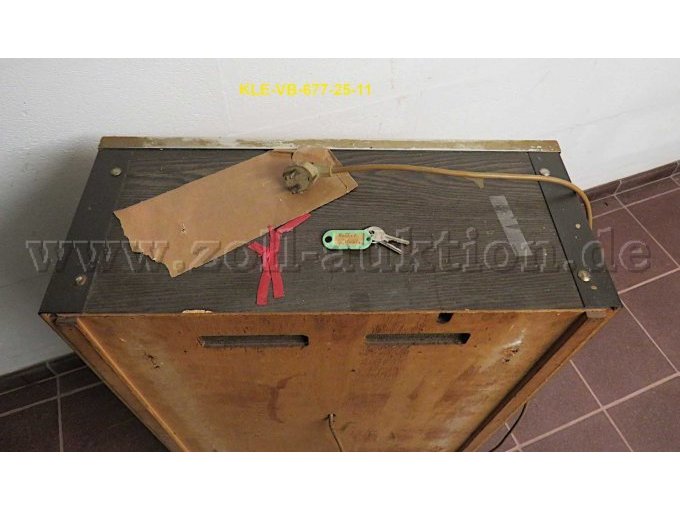 mit Netzstecker und einem Schlüssel