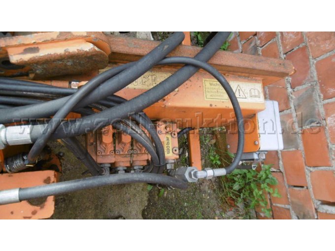 Detailansicht des hydraulischen Steuerblocks Gerät 2