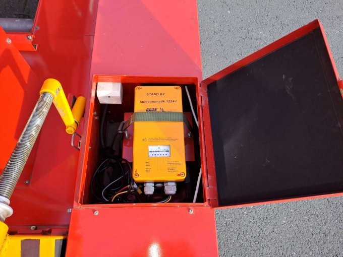 Staufach rechts mit Ladegerät und Batterie