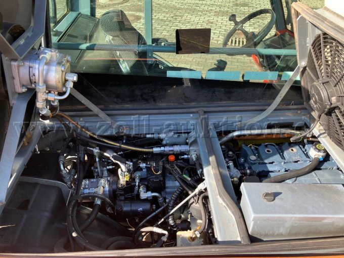 Aebi TT240 Ansicht Motorraum gesamt
