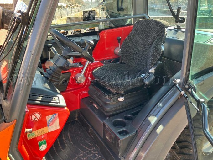 Aebi TT240 Ansicht Kabine und Fahrersitz
