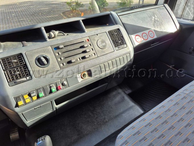 Cockpit Mittelkonsole und Beifahrerseite