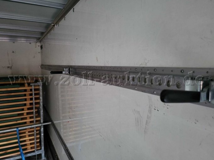 Innenseite der Ladebordwand; Nutzung: Ladungssicherung