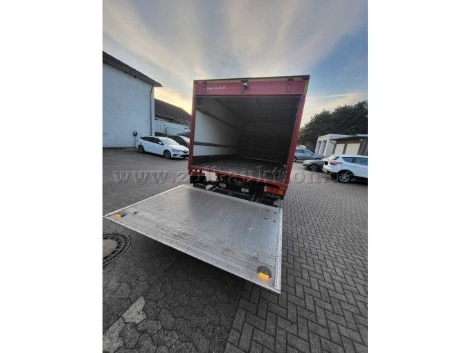 Rückseite des LKW´s; Ladeklappe offen und funktionsfähig; leichte Gebrauchsspuren durch Nutzung