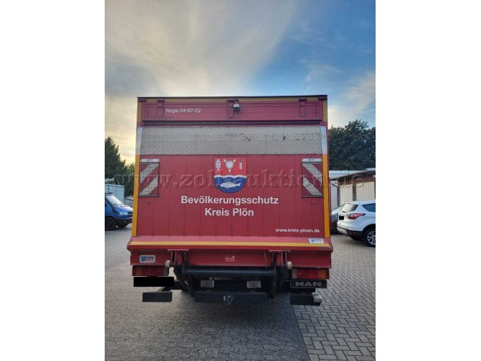 Rückseite des LKW´s; keine Mängel; geschlossen; Aufschrift zu sehen; Licht ist funktionsfähig