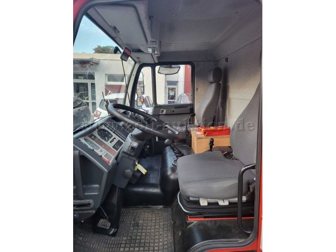 Fahrerkabine innen; Fahrerseite; Lenkrad und Sitz nicht beschädigt; keine auffälligen Mängel