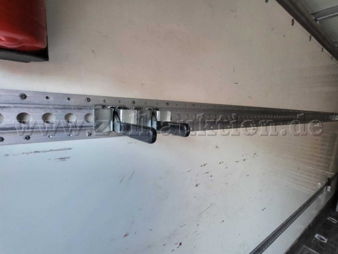 Innenseite der Ladebordwand; Nutzung: Ladungssicherung