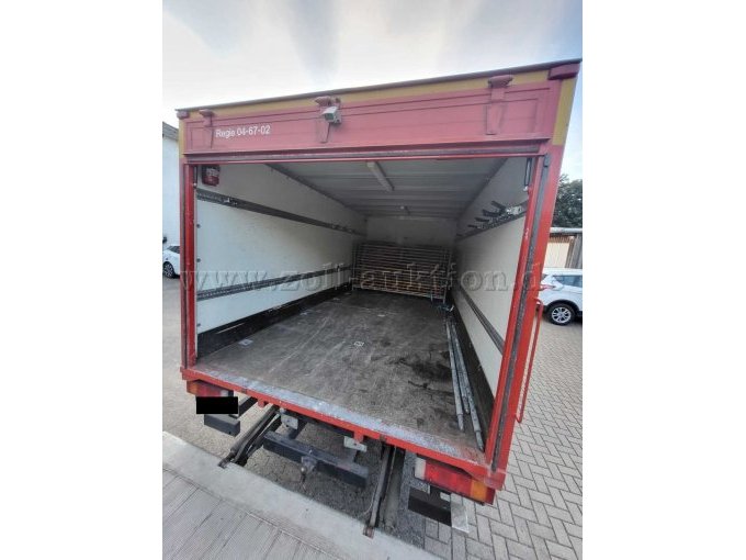 Ladefläche des LKW´s; leichte Gebrauchsspuren durch Nutzung; Ladefläche wurde nicht gereinigt