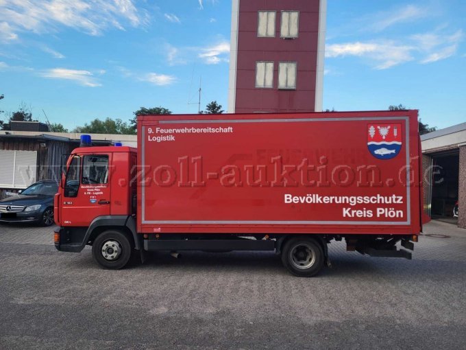 äußere linke Seite des LKW´s; Beschriftung zu sehen; keine auffälligen Schäden