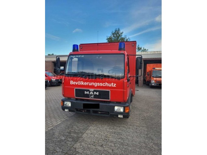 LKW von vorne; Fahrerhaus außen; Licht, Spiegel und Blaulichtanlage funktionstüchtig; keine auffälligen Mängel