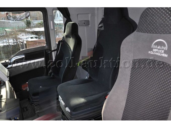 Innenraumansicht durch die Fahrertür