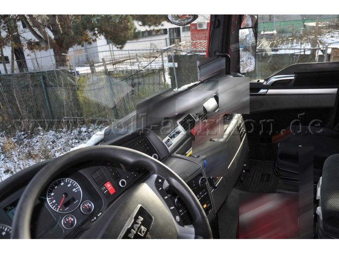 Innenraumansicht durch die Fahrertür