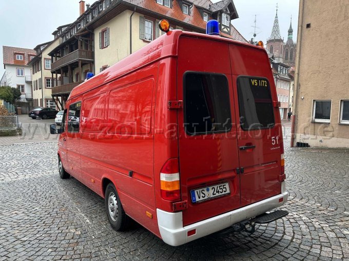 Schräg hinten links
