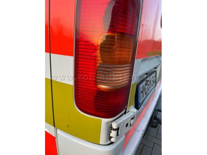 Links Rost und Riss im Rücklicht