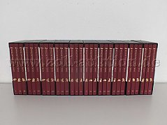 Gesamtansicht der Buchrücken aller Bände