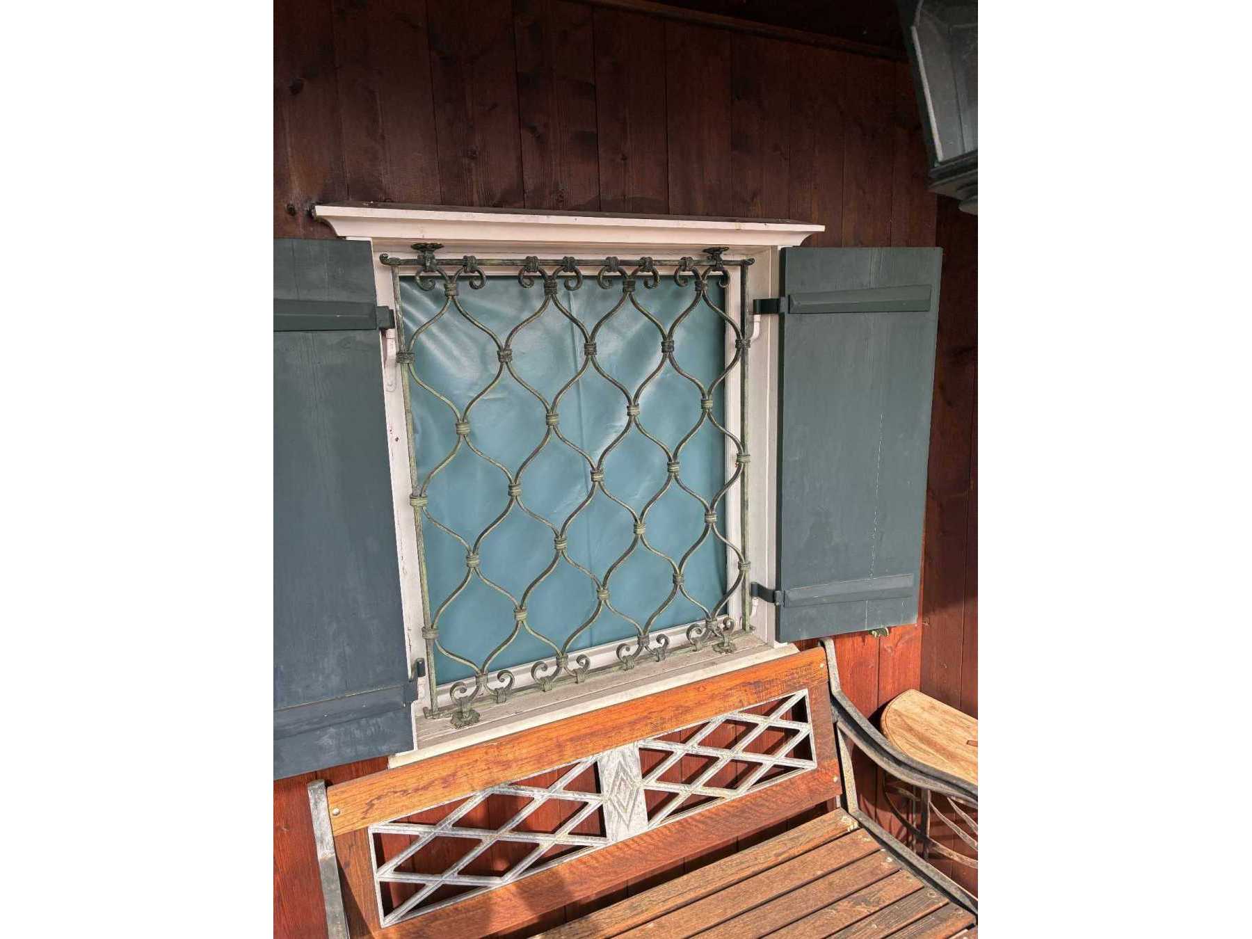 Zu sehen ist das Fenstergitter mit witterungsbedingten Abnutzungen.