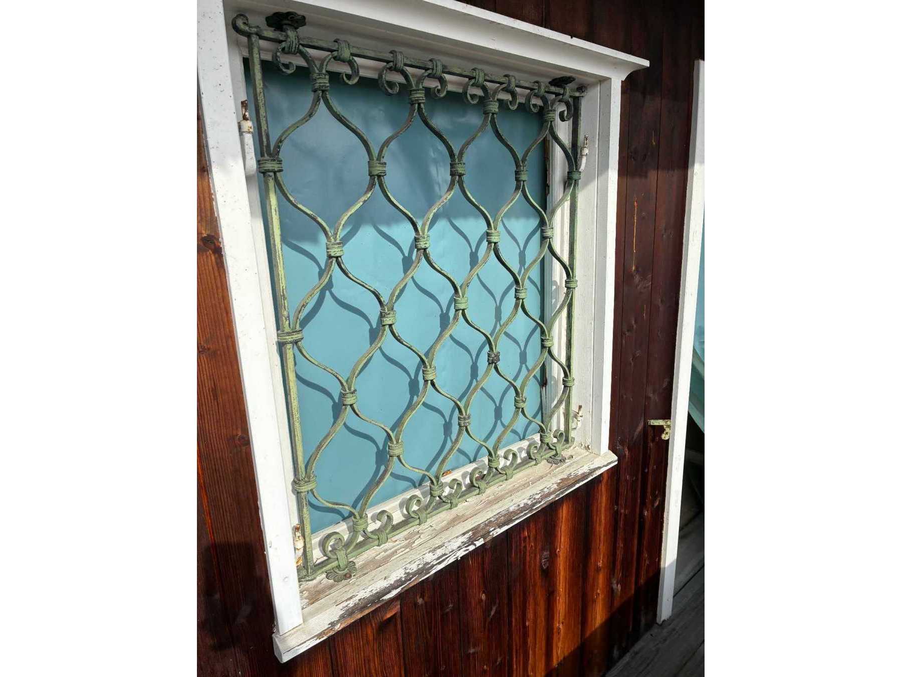 Zu sehen ist das Fenstergitter mit witterungsbedingten Abnutzungen.