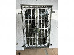 Zu sehen ist das Fenstertürgitter mit witterungsbedingten Abnutzungen.