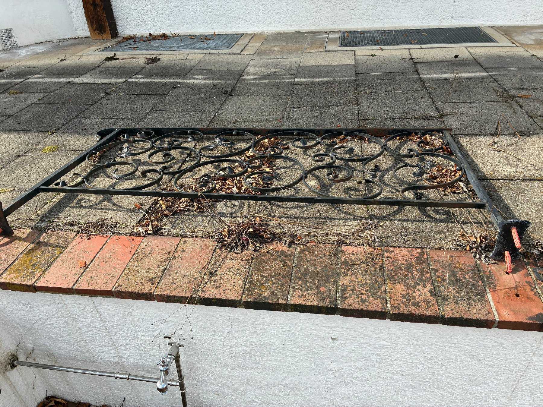 Zu sehen ist das geschmiedete Geländer mit witterungsbedingten Abnutzungen.