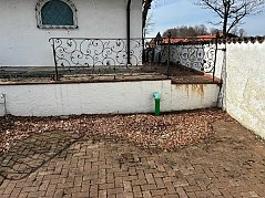 Zu sehen ist das geschmiedete Geländer mit witterungsbedingten Abnutzungen.