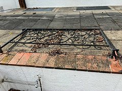 Zu sehen ist das geschmiedete Geländer mit witterungsbedingten Abnutzungen.