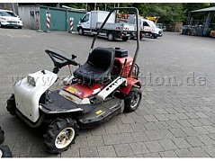 Ansicht vorneseitlich. Zur Versteigerung steht nur der beschriebene Gestrüppaufsitzrasenmäher.