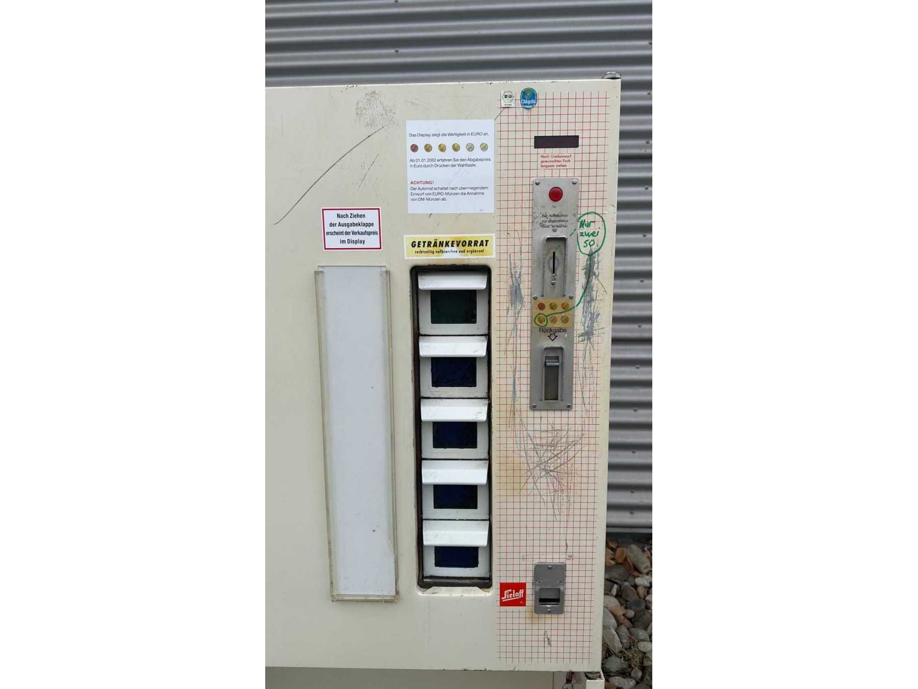 Getränkeautomat von vorne
+ Getränke Ausgabefächer