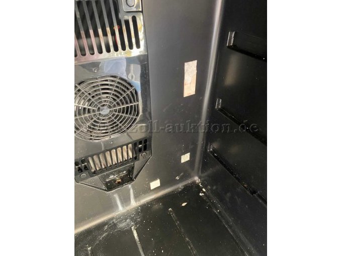 Innenansicht mit Kleberesten von ehemaliger Kabelführung