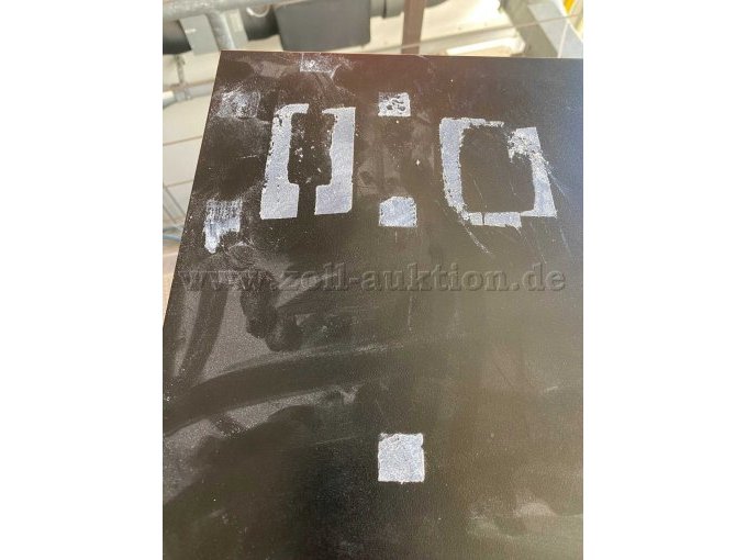 Ansicht von oben mit Kleberesten von ehemaliger Kabelführung und Komponentenbefestigung