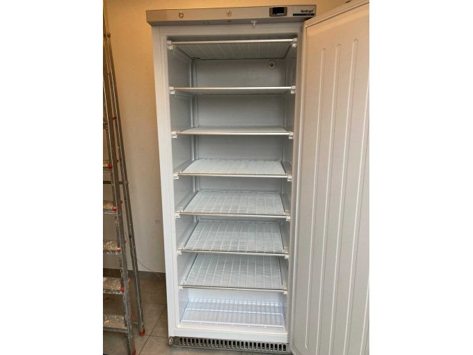 Tiefkühlschrank geöffnet 2