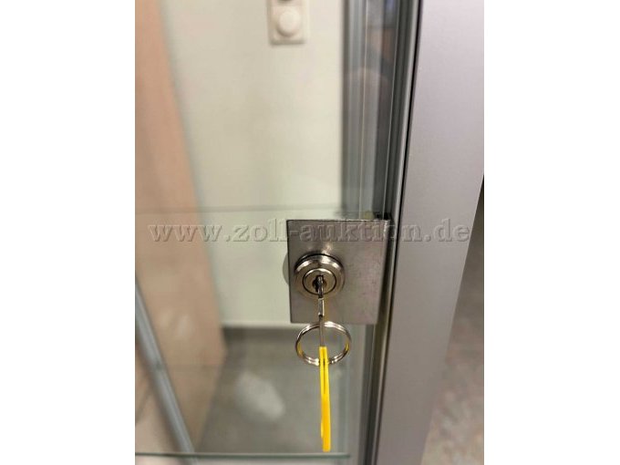 Vitrine mit Schlüssel