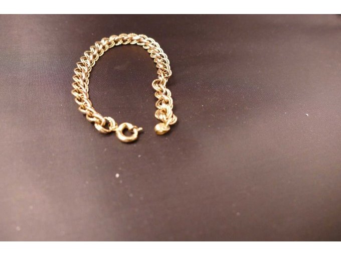 Goldarmband, 417er Gold, Kreislage des Armbands mit Nahaufnahme des Verschlusses, Bodenlage
