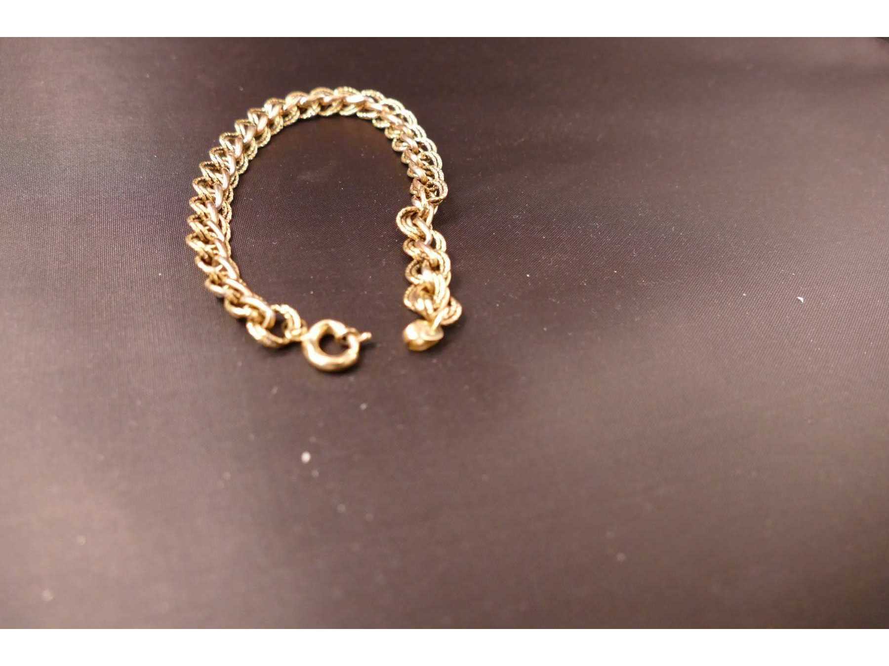 Goldarmband, 417er Gold, Kreislage des Armbands mit Nahaufnahme des Verschlusses, Bodenlage