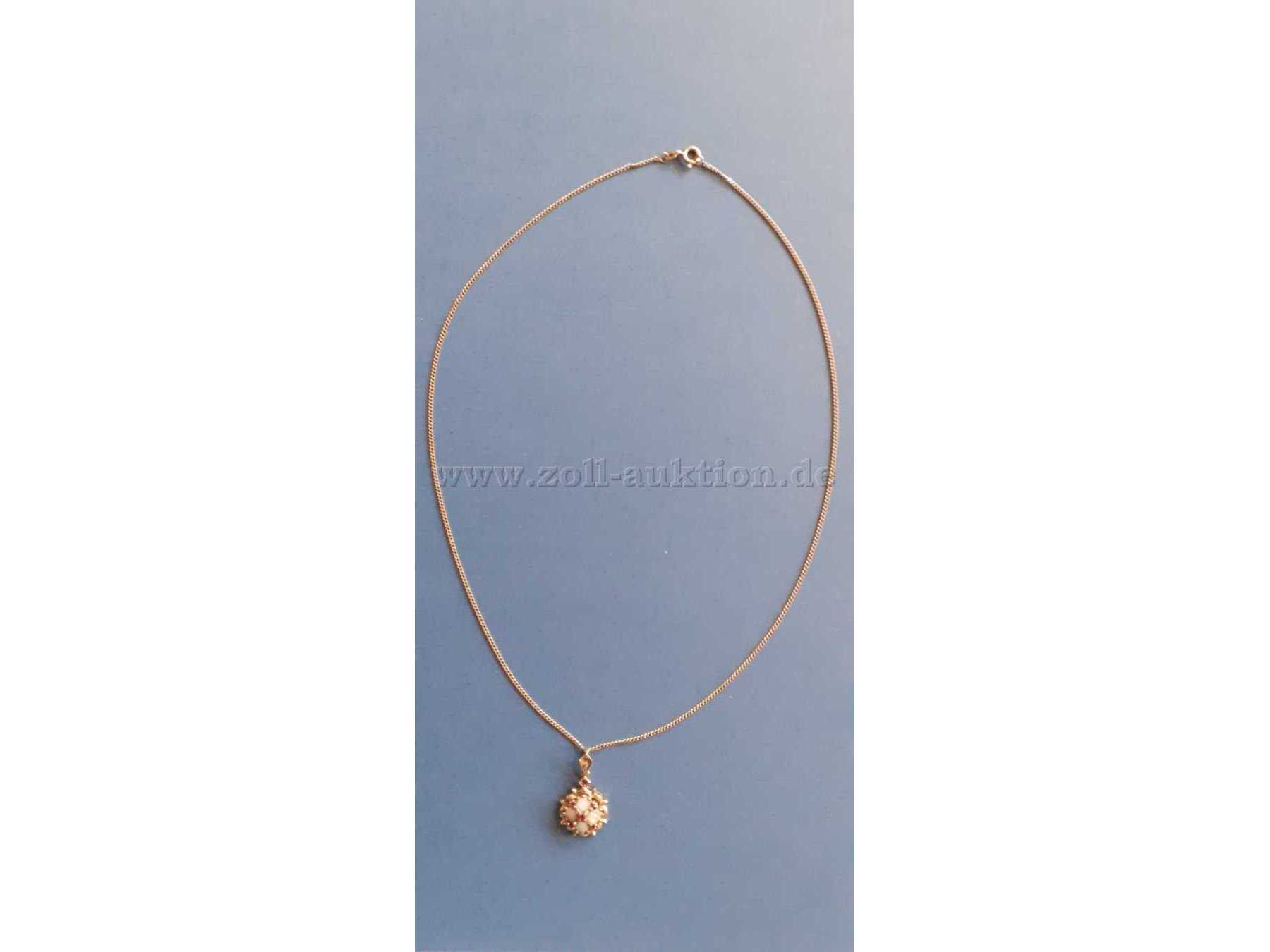 Kette mit Anhänger (blauer Hintergrund)