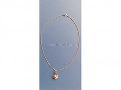 Kette mit Anhänger (blauer Hintergrund)