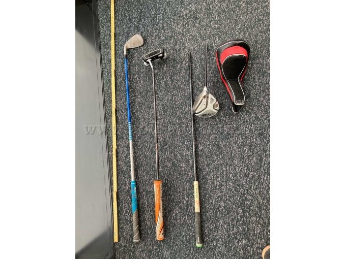 Schläger
True-Focus Impact XX10 9
Taylor Made Daddy Long Legs Pure Roll
Cobra ZL Encore 9.5 mit gebrochenem Schaft