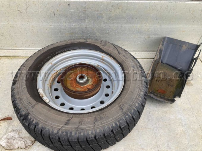 Hinterrad mit abgerissener Radabdeckung