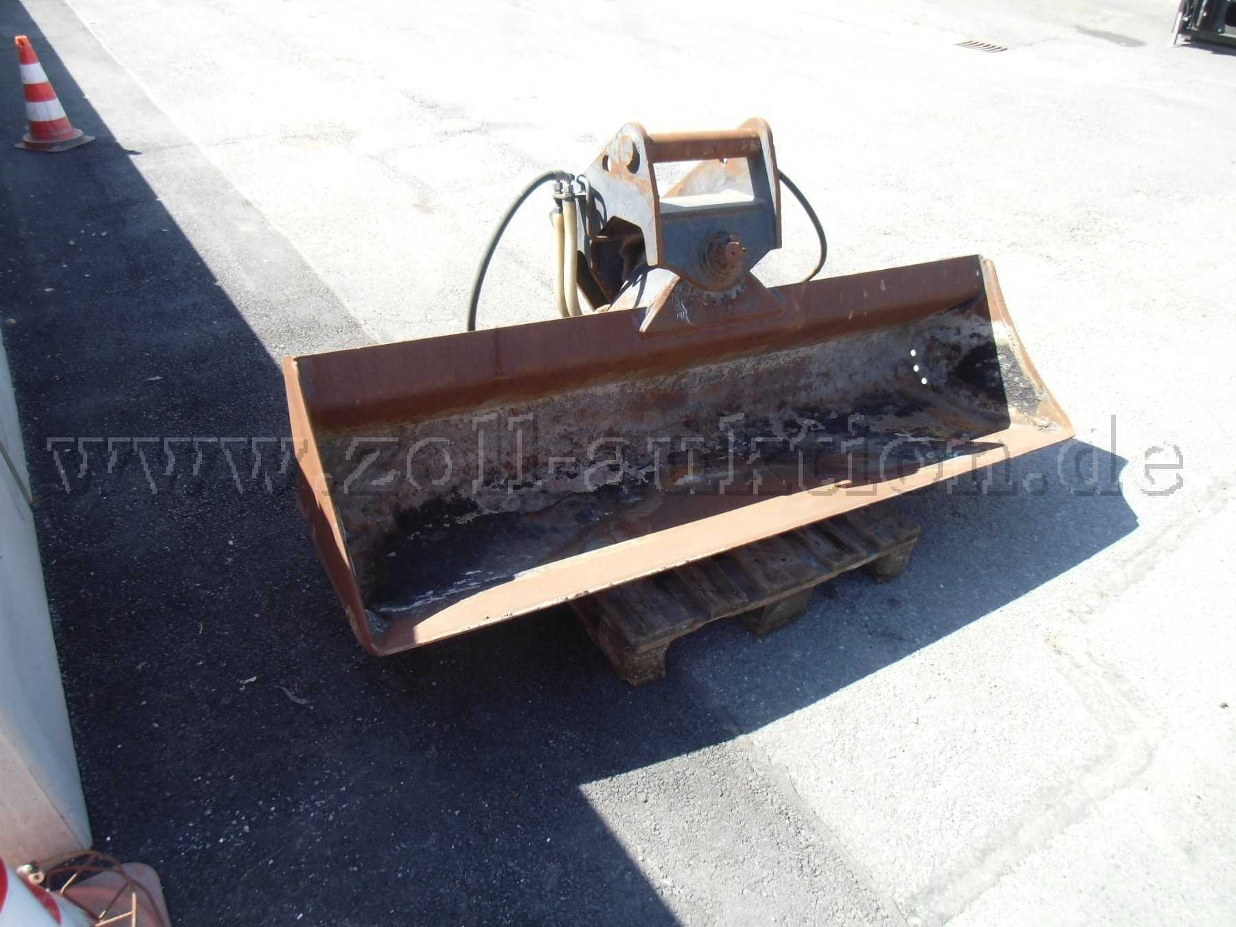 Grabenräumlöffel vorn