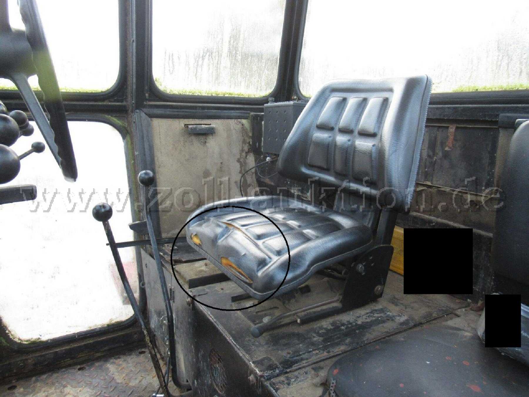 13 Kabine innen mit Verschleiß an Sitz und Ausrüstung