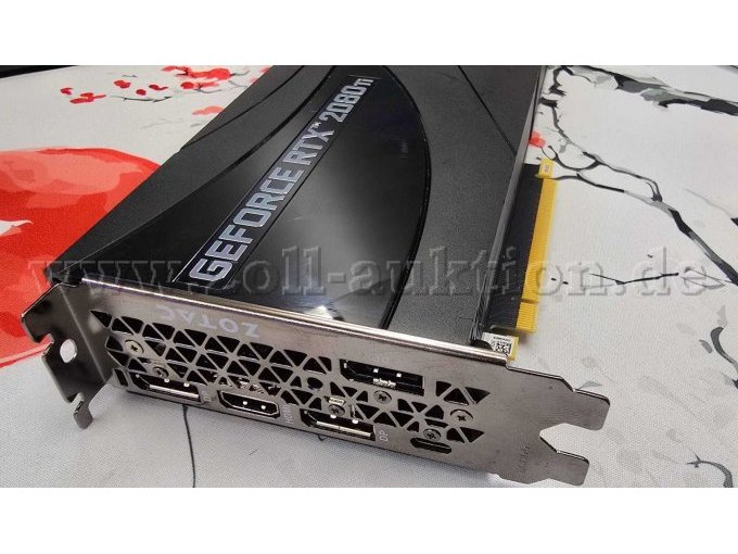 Anschlüsse und Lüfterseite