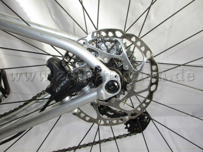 Teilansicht Hinterrad mit Scheibenbremse und GRX Bremsblock