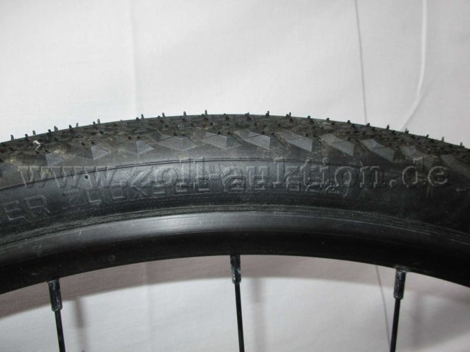 Teilansicht Bereifung mit Größenangabe