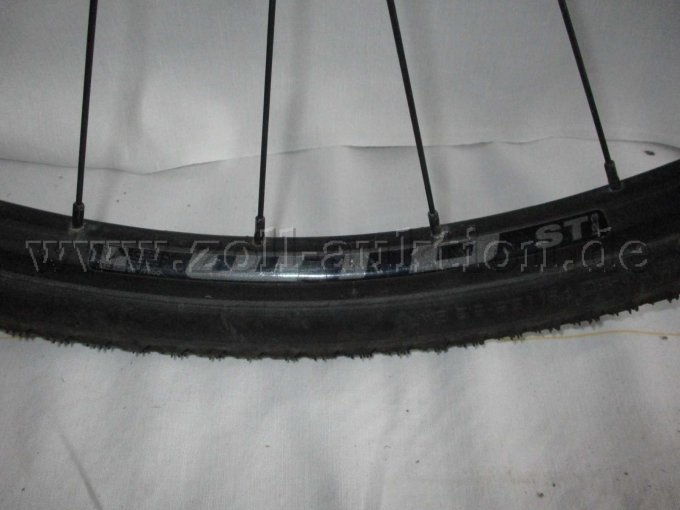 Teilansicht Fahrradreifen mit Felgenbezeichnung