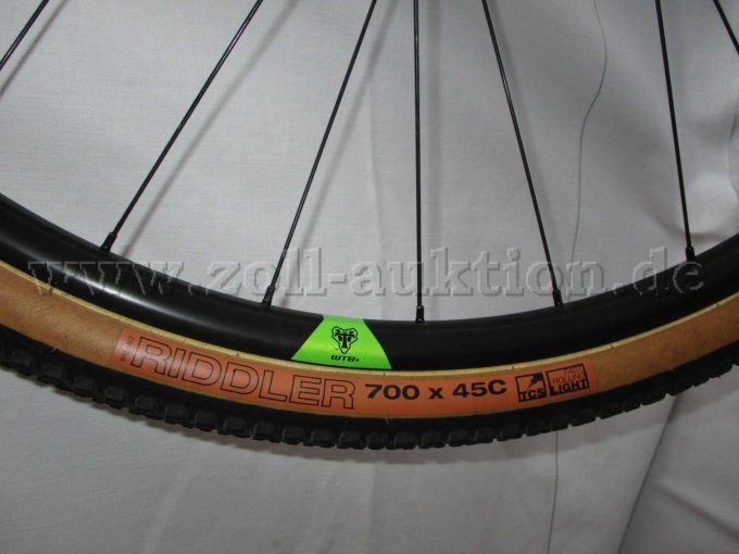 Teilansicht Vorderrad mit Reifenbezeichnung