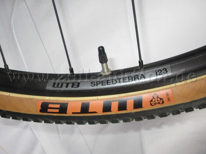 Teilansicht Vorderrad mit Felgenbezeichnung