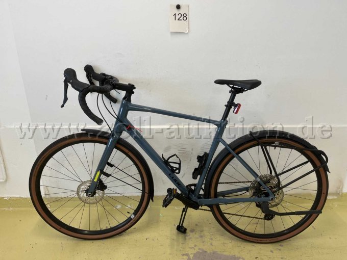 Gravelbike von Cube, links