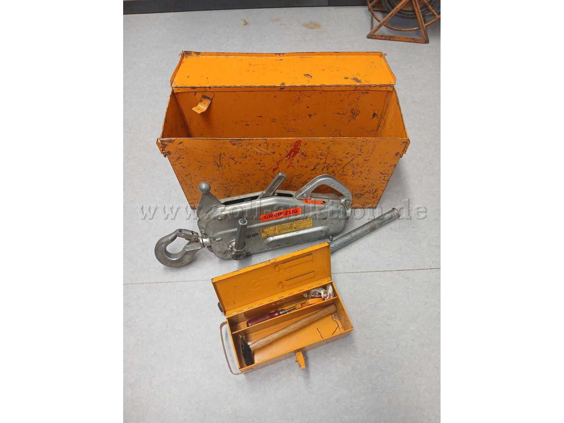 Greifzug mit Transportkiste und kleinem Werkzeugkasten