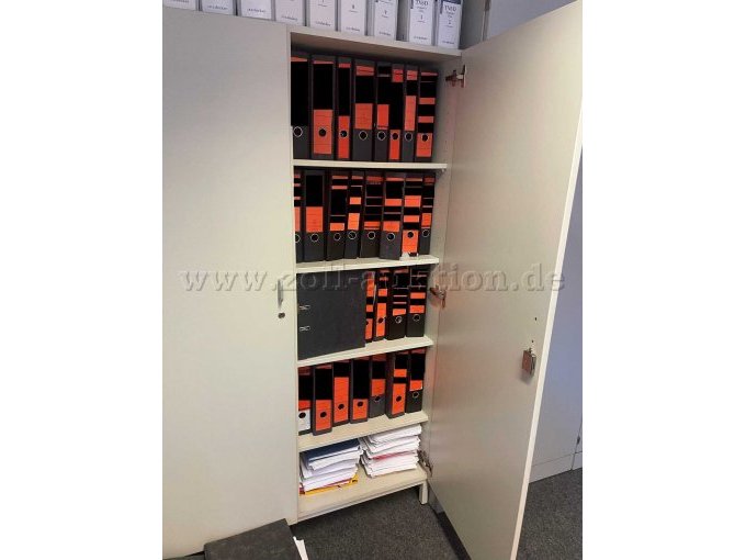 Mittelgroßer Holzschrank