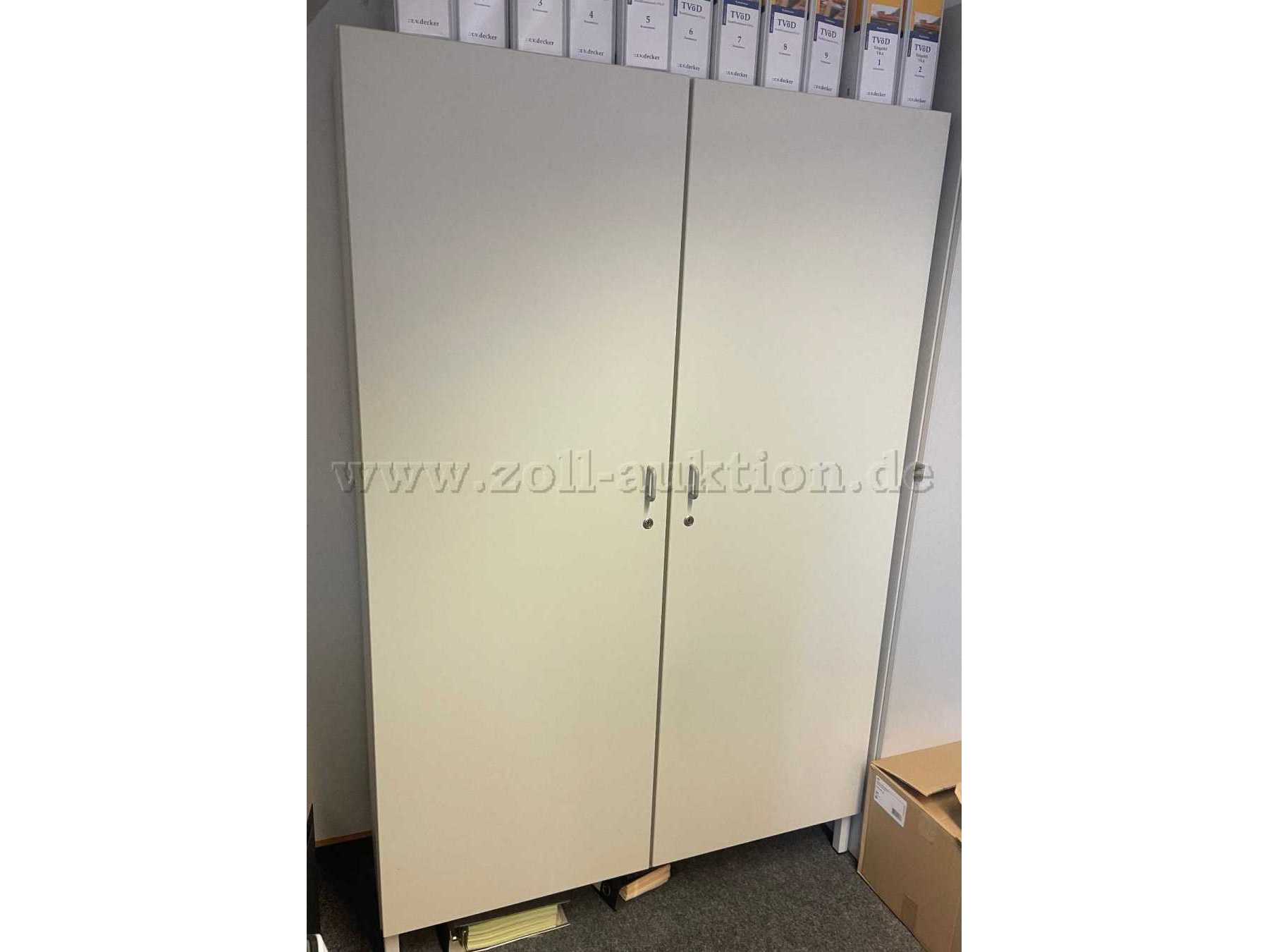Mittelgroßer Holzschrank