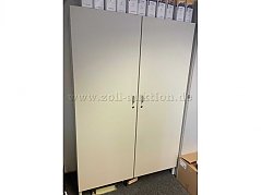 Mittelgroßer Holzschrank